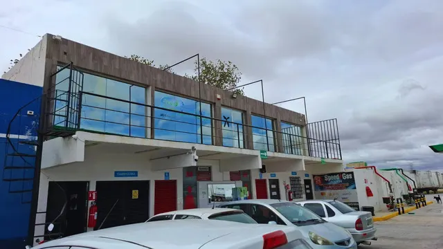 Fachada del edificio donde se ubican las oficinas administrativas.