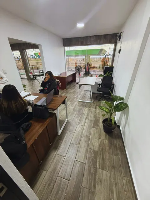 Dos colaboradoras de T&L LogistIQ trabajando en el área de recepción y asignaciones.